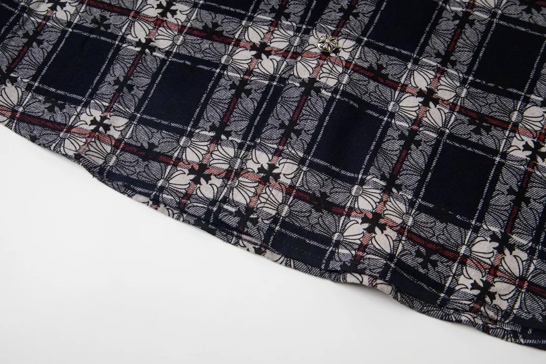 P240 Model No. Y650 CHROME HEARTS/CHROOME HEARTS CH All-over printed dark flower long-sleeved shirt. Custom-woven and dyed pure cotton sesame bottom plaid fabric. The finished fabric is then printed with dark flowers. The whole garment is hand-cut on the grid. The labor cost is high at the end of the year. Genuine leather hand-embroidered sleeves. High-quality distressed children's flower four-button buttons. The first batch on the entire network. Color: black red size: S-XL